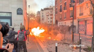 🇫🇷️ - כמה בקבוקי תבערה נזרקו לעבר רשויות אכיפת החוק בפריז. מצב מתוח מאוד בפורט דה שרנטון.