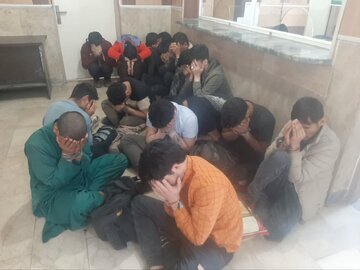 دیده بان ایران: ✅ پلیس:🔴 دستگیری اراذل و اوباش سطح یک در محله ۱۳ آبان شهر ری🔴 در جریان این عملیات، سلاح گرم و سرد از متهمان کشف شد🔹 فرما