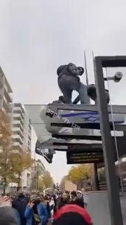 סצינות מגעילות ומבישות בליון, צרפת, כשמוסלמים דורכים על דגלי אמריקה וישראל לפני שהעלו אותם באש.