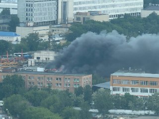 Крупный пожар на востоке Москвы — в Гольяново горит хостел на Монтажной улице, людей эвакуируют из здания, пишет SHOT.Пожару присвоен 2 ранг сложности.