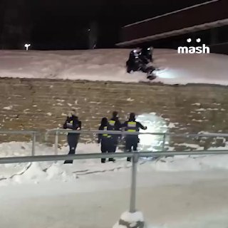 Эпичное задержание туриста на погранпереходе Нарва — Ивангород. Мальчик всего лишь был пьян, справил нужду на стену и закидал снежками дверь КПП.❗ Подписывайся на Mash