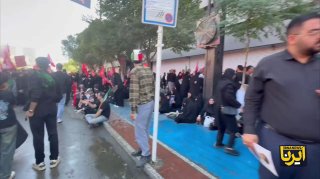 למרות שנותרו שעות ספורות עד לטקס הלווייתו של מר הרג את איראן במשהד, הקהל מתגבר בכל רגע.