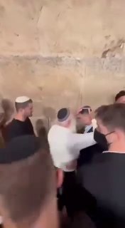 הרב אבי סמוטריץ' עורך טקס בכותל המערבי בירושלים, ומברך את בנו בצלאל סמוטריץ' שיזכה היום בבחירות לכנסת.