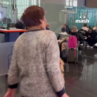 Больше 200 российских туристов застряли в Стамбуле и уже неделю не могут вернуться домой.Рейс авиакомпании "Азимут" в Сочи должен был отправиться ещё 14 января.  Несколько раз его отменяли. Сегодня в РФ хотели отправить первую группу людей, но представител