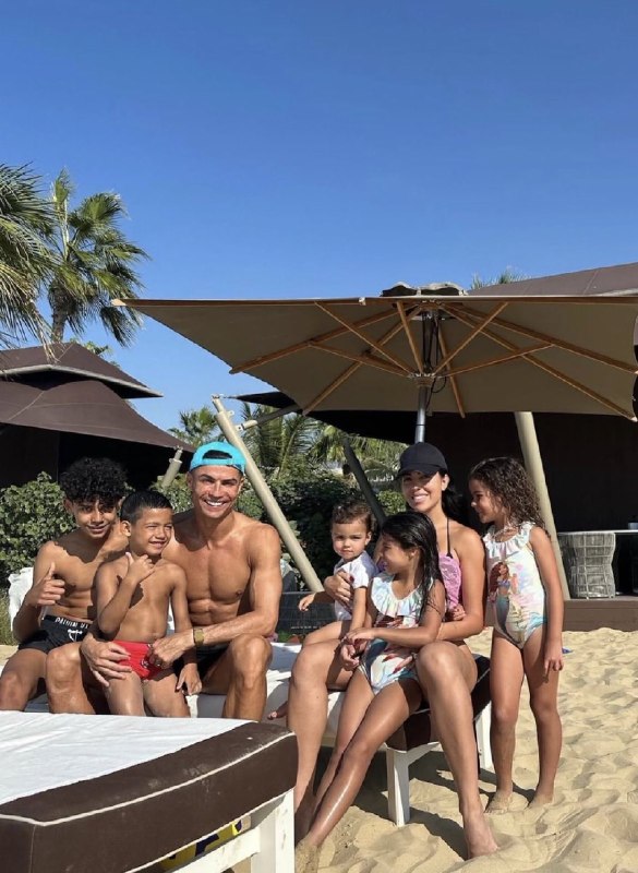 CR7 NEWS: جورجینا به طور قانونی سه فرزند اول کریستیانو رونالدو را به عنوان فرزند خود پذیرفته❤️------------🇵🇹 ســـے آر ســـون نـــی