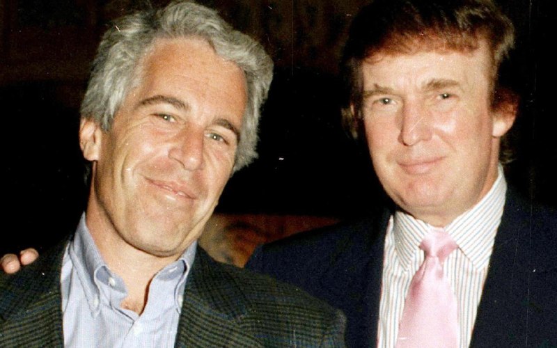 СМИ: Трампа назвали вероятным участником изнасилования 13-летней девочкиМинистерство юстиции США накануне опубликовало огромный архив документов по делу финансиста Джеффри Эпштейна. Американские журналисты обнаружили в нем файлы, связанные с обвинениями де