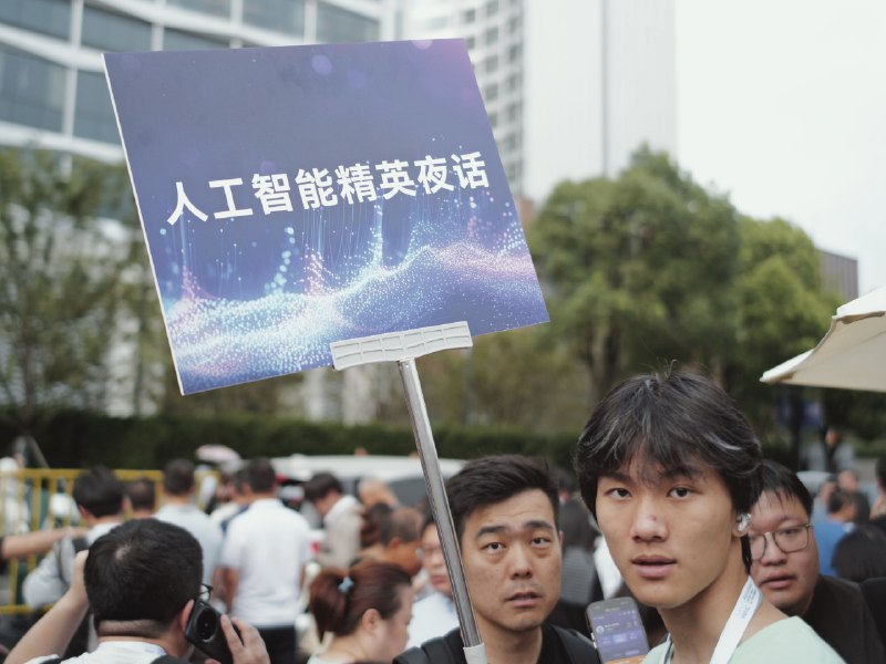 蹦起来，抬走，挂上，有人坐在角落，有人工智能精英，等待夜话