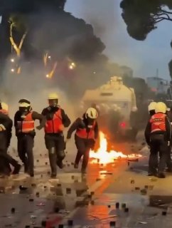 מחאות המוניות נגד הממשלה נמשכות בטירנה, בירת אלבניה. בשבת השליכו מפגינים אבנים ובקבוקים מלאים בתערובות תבער…