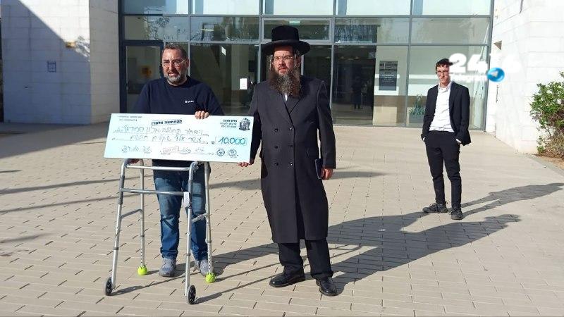🇮🇱 בזמן שכביש גהה היה חסום בעקבות מעצרו של עריק חרדי, הגיע בנו של האדמו"ר מסלונים לכלא הצבאי והעניק לאביו…