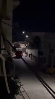 כוחות ישראל מסתערים על בתים במהלך הפלישה לעיר תפוח ממערב לעיר חברון.