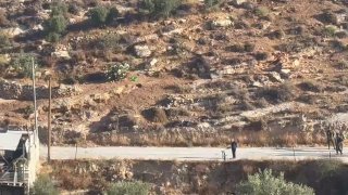 דיכוי ושברון לב...הרגע שבו הגיע מואטז נג'ג'רה לביתו, שהולך להרוס על ידי הכיבוש בעיירה נחלין, ממערב לבית לחם.