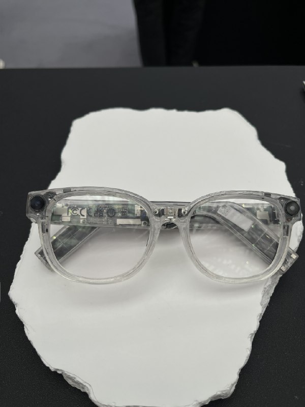 家长和小孩最多，主要还是看小朋友们在玩各种硬件、机器宠物和 3D 打印