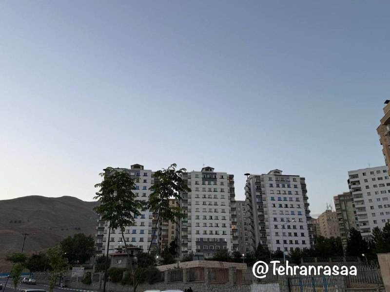 تهران رسا: کاهش دمای تهران از جمعهاداره کل هواشناسی استان تهران:🔹طی دو روز آینده ماندگاری توده هوای گرم روی استان تهران مورد انتظار
