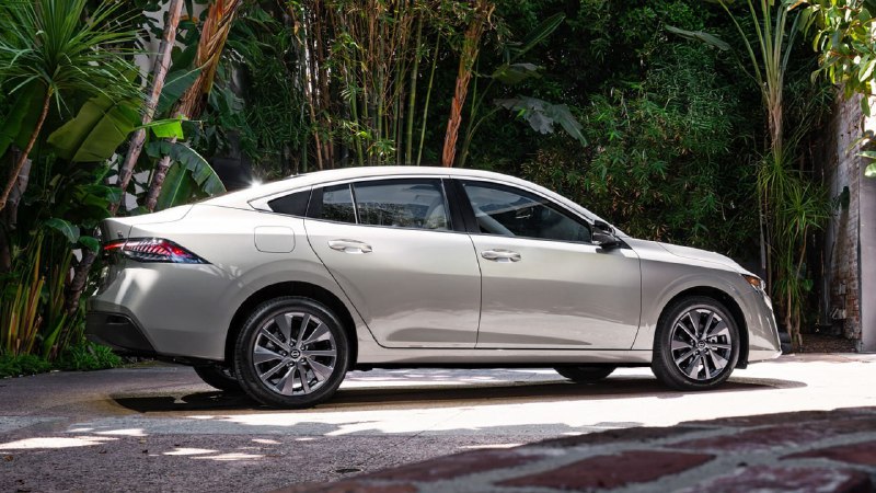 Обновлённая Nissan Sentra получила новую внешность 2