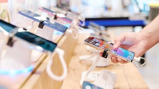 Нужно больше золотаКак пишет РБК, Минпромторг определился с размером техсбора: 250 рублей на смартфоны и 500 рублей на ноутбуки. Ставки фиксированные и не зависят от стоимости устройства.Собранные средства будут поступать в федеральный бюджет — по аналогии