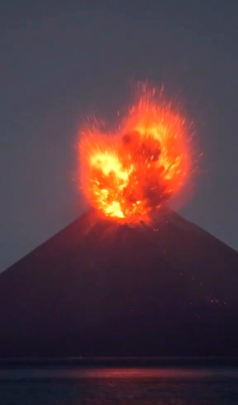 آرامان نیوز (مشکین سلام): 🎥 فوران #آتشفشان آناک کراکاتائو در #اندونزی😳🌋 ستون عظیم خاکستر تا ارتفاع ۱۵ کیلومتری آسمان بالا رفته؛ فوران اون پروازهای