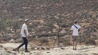 מתנחלים מתפרעים סביב בתים פלסטינים בח'רבת אל-מראג'ם, ליד הכפר דומא, דרומית מזרחית לשכם.