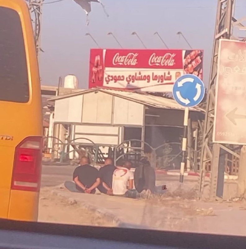 תמונה מתעדת את הרגע שבו עצרו כוחות הכיבוש שלושה צעירים סמוך לכיכר בדיה, מזרחית לג'נין, ואז שחררו אותם לאחר…