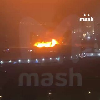 Жуткие кадры пожара на территории Измайловского Кремля в Москве. Горит крыша металлического ангара на площади больше тысячи квадратов. Пламя продолжает распространяться. Рядом находится ещё и музей "Бункер Сталина". Спасли пять человек. Внутри квеструма, р