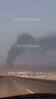 ️🇸🇦🇾🇪 The footage shows smoke continuing to rise from the Ghawar oil field in Saudi Arabia following a Houthi missile attack earlier today.