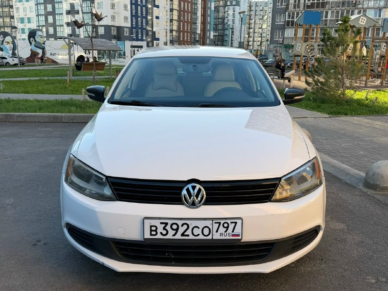 Vw jetta 2,5л 2012г автомат aisin пробег 193тыс цена 1050 000₽ торг у капота минимальный карфакс на... - фотография