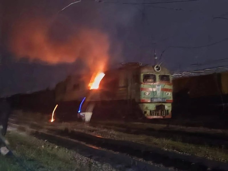 קטר בוער בתחנת Verkhovtsevo באזור דנייפרופטרובסק. התקפות על מלאי מתגלגל נמשכות