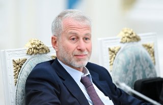 FT: российский бизнесмен, встречавшийся с Зеленским в Киеве — Роман АбрамовичРоман Абрамович в мае ездил в Киев и встречался с президентом Украины Владимиром Зеленским, сообщает Financial Times со ссылкой на четыре источника. Ранее о визите некоего российс
