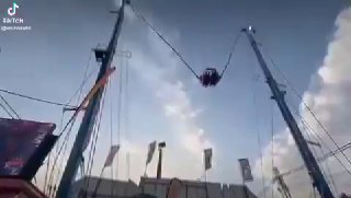 На фестивале в Севилье (Испания) у аттракциона-рогатки оборвался один из тросов, когда капсула с людьми поднялась наверх, инцидент попал на видео очевидца.Пострадали четыре человека, двое из них были доставлены в медицинское учреждение, проводится расследо