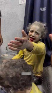 طفلة تنجو من القصف بعدما تحول منزلها إلى ركام في غزة