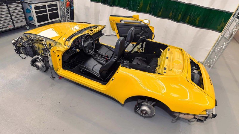 Компания Porsche показала уникальный 911 Speedster серии 993 4