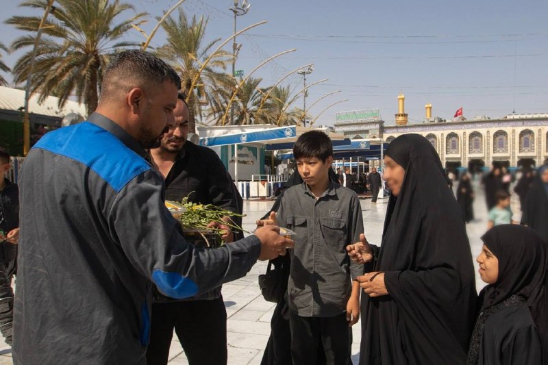 مطالعات عراق: ♦️توزیع خرمای بین الحرمین بین زائران امام حسین علیه السلام#عکسانتشار با #ذکر_منبع#مطالعات_عراق @iraqstudy♦️توزیع خرمای ب
