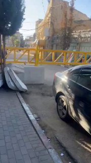חיילי ישראל סוגרים את שערי הברזל בעיר העתיקה בחברון.