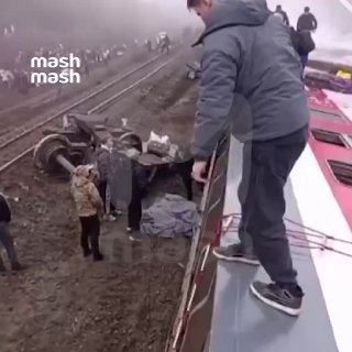 Восемь человек пострадали при сходе семи пассажирских вагонов в Ульяновской области. Людей госпитализируют. Мужчины забираются на перевёрнутые вагоны и вытаскивают застрявших через окна.❗ Не грузятся фото и видео? Читайте нас в MAX.
