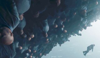 创意_人生讽刺短片「被束缚的现代人」昏暗的荒野中，一个男人拖着疲惫的身体行走着，最终他倒在地上，沉入了他的内心世界。该短片讲述了现在的人们不断接受新消息，生活在复杂的人际关系中，自我认知的轮廓和边界在不断的波动消融。该短片获得金泰利奖（the Telly award），是 Ryo Kitabatake 和 Takuma Sasaki 的原创电影。在伦敦的 Dimension Studio 拍摄，音乐来自 Max Cooper。From WOW inc.via 开眼Invalid media: video