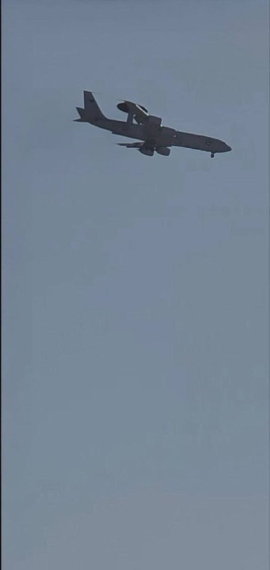 מטוס אזהרה מוקדמת מסוג E-3 Sentry נוחת בנמל התעופה של ג'דה