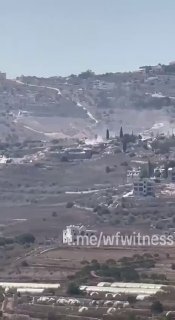 ️🇱🇧🇮🇱 צילומים לוכדים כוחות ישראליים מתקדמים מהעיירה חדאתא לכיוון פאתי עיתא אל-ג'בל, במקביל לירי מקלעים.