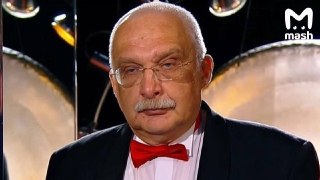 Александр Друзь может лишиться статуса магистра легендарной программы "Что? Где? Когда?" — из-за хрустальной совы, которую принёс на корпоратив. Любые отсылки и намеки на ЧГК в его карьере ведущего — запрещены. По данным Mash, у него уже есть жёлтая карточ