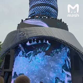 На "Матрёшке Москвы" в парке "Зарядье" вчера показывали красивое в честь Дня России. И жар-птицу, и ДНК, и скафандры космонавтов, и памятники, и даже лаву животекущую. Всё играющее,— часть программы "Код России".Если проглазели вживую, — глазейте с места с