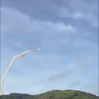 כלי השיגור הלוויין הראשון של טייוואן שנבנה מקומית נהרס באמצע הטיסה במבחן הבכורה שלו, נסחף לעבר הרים פנימיים…