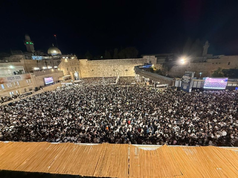 עשרות אלפי מתנחלים מסתערים על כיכר חומת בוראק, ממערב למסגד אל-אקצא המבורך, כדי לקיים טקסים תלמודיים לרגל מה שמכונה "יום הכיפורים".