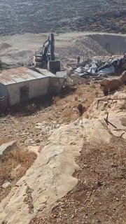 דחפורי כיבוש הרסו הבוקר 8 צריפים וחדרים חקלאיים, עקרו עצי זית והרסו מערכות אנרגיה סולארית בעיירה חיזמה, צפונית מזרחית לירושלים הכבושה.