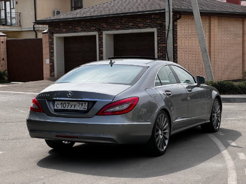 Mercedes-benz 2012 3.5 /221ткм

Легендарный mercedes-benz cls он же всеми любимый «банан» в отличном состоянии по первой цене
Кузов в отличном состоянии, преимущественно в родной краске / присутствуют вторичные окрасы что вполне адекватно для автомобиля этого года выпуска, ни грамма шпаклевки
В автотеке есть несколько расчетов, но самый большой из них 250тр что совсем незначительно для авто премиум сегмента
Очень красивый салон в редком бордовом исполнении
Жирная комплектация с подкачками сидений и люком что не часто встретишь у данной модели авто
Технически так же в хорошем состоянии, недавно заменены задние баллоны пневмы+датчики
Ходовая в хорошем состоянии
Пневма обслужена и не требует никаких вложений
Мотор работает хорошо не троит и не дымит
Цена: 1695000₽
+79381444463 - фотография - 5