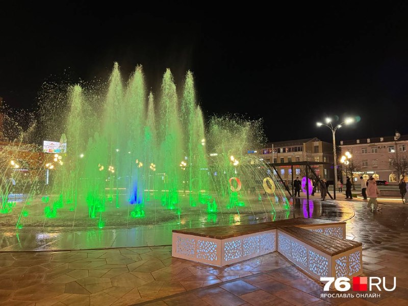 ראיתם את היוקרה הזו במרכז? כיכר הנוער נפתחה הערב. התכנית כוללת: נדנדות נוצצות, ספסלים מסתובבים, מזרקה רוקדת…