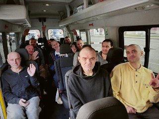 Украина вернула десять военных ВСУ, которые считались пропавшими без вести, заявил Зеленский.По его словам, украинцев удалось вернуть через Беларусь — «в рамках специального этапа обмена».