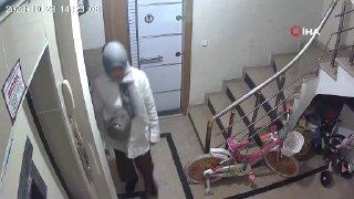שתי נשים נכנסו לבניין באסניורט כדי לגנוב ומצאו דירות ריקות בצלצול הפעמונים. הגנבים פתחו את דלת הבית, שבו אי…