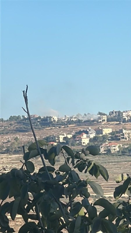 מבזק: צה"ל שורף בתים בעיירה בית יאחון, בדרום לבנון.
