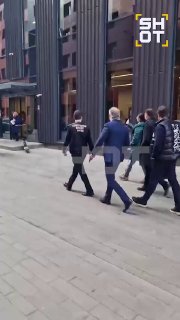 Гендиректора «Эксмо» Капьева и еще трех задержанных топ-менеджеров издательства отпустили под обязательство о явке, сообщает ТАСС со ссылкой источник в правоохранительных органах.  По его словам, у топ-менеджеров все еще нет процессуального статуса, следую