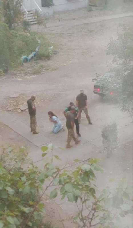 צפו: אישה אוקראינית צונחת על ברכיה, מתחננת בפני קציני הגיוס הצבאיים לא לקחת את בעלה בקמיאנסקה.