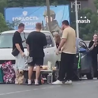Внезапная раскайфовка с кальяном после ДТП на улице Нейбута во Владивостоке — в ожидании гайцов парни познакомились, накрыли стол и пожарили сосиски.обстановка не аварийная❗ Не грузятся фото и видео? Читайте нас в MAX