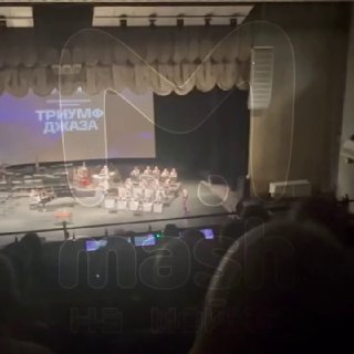 Больше полусотни человек покинули зал после появления Ларисы Долиной на её первом выступлении в Питере. Массовый отток гостей — на видео. Долина была завершающим артистом на фестивале джаза. Появилась на сцене неожиданно, пока саксофонист Игорь Бутман обща